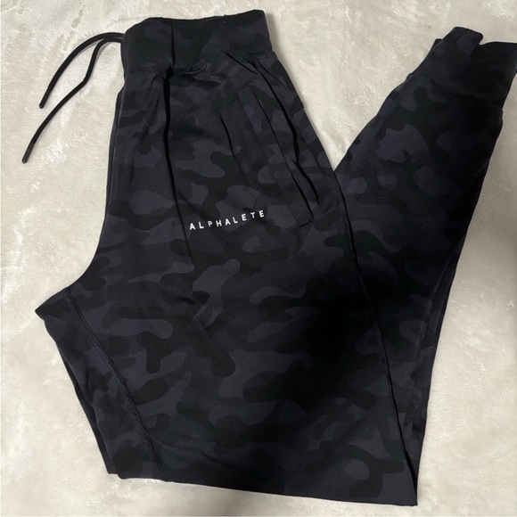 Alphalete Pants - Women’s Alphalete camouflage joggers
